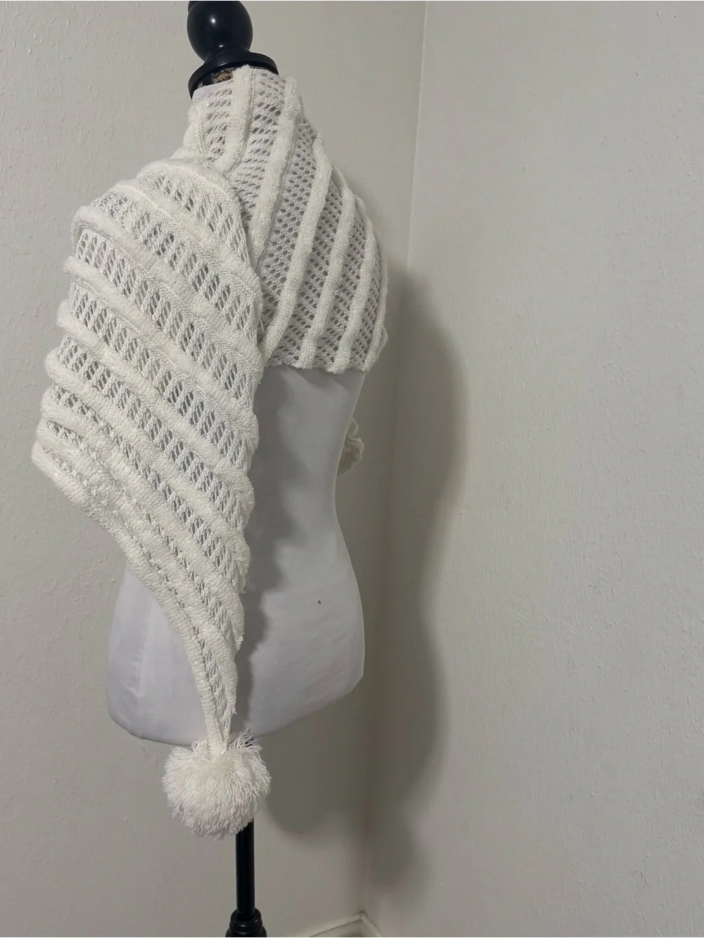 Betsey Johnson Women’s One Size White Knit Shawl Yarn with Pink Brand Tag & Poms